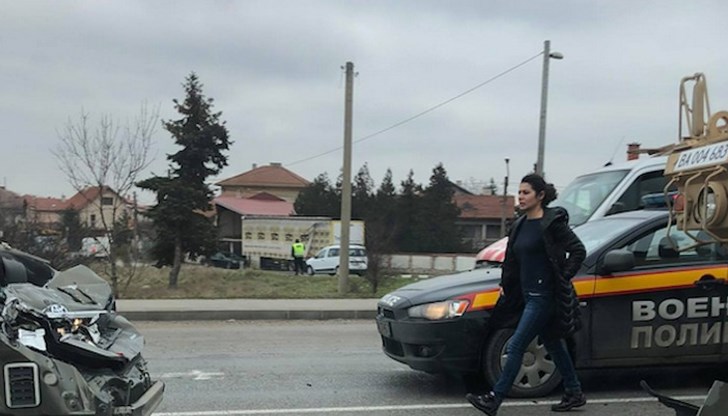 На мястото е пристигнал екип на Военна полиция, която да обезопаси мястото на произшествието