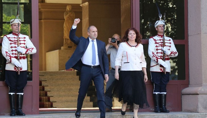 От водач на бунтовните маси президентът се върна към старата си, по-безобидна роля на дразнител на управляващите