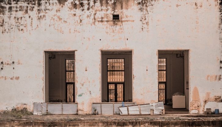 Проблемът синдром на болната сграда се изразява в главоболие, инфекции на дихателните пътища, на очите, носа и гърлото, алергии, гадене, замайване, трудно концентриране. Затворени в офиси, много хора се оплакват от разсеяност, отпадналост, умора, намалена работоспособност