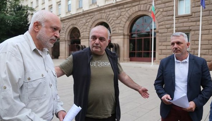 От „Отровното трио“ бяха отправили покана за общо явяване на вота и към партия „Има такъв народ“, и към коалиция „Демократична България“, но те отказаха