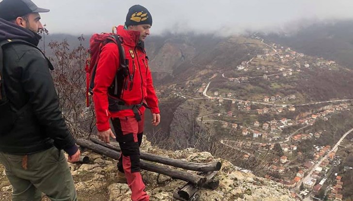 Мъжът тръгнал на разходка в лошото време, но загубил ориентация в подножието на 100-метровия скален масив “Триъгълника”