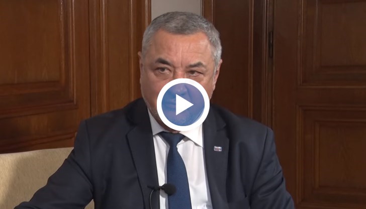 Прозира неистово желание за реванш в начинаещия политик Радев, както и силно егоистична амбиция