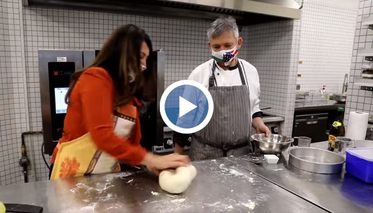 Посланик Мустафа и нейното семейство научиха българската традиция за правене на питка