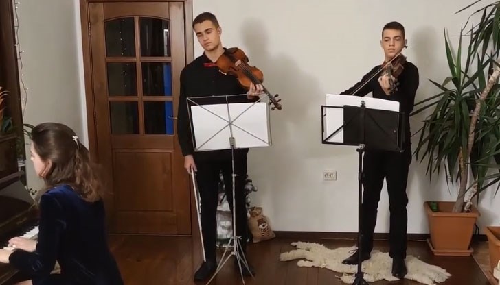 Андреа и Мариан Петкови, Преслав Ламбев-цигулка, Вероника Илиева-пиано поздравяват всички любители на класическата музика Андреа и Мариан Петкови, Преслав Ламбев-цигулка, Вероника Илиева-пиано поздравяват всички любители на класическата музика