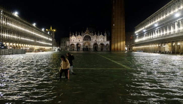 Бариерите, преграждащи три притока на основната лагуна на Венеция, би трябвало да спират придошлите води да не залеят града