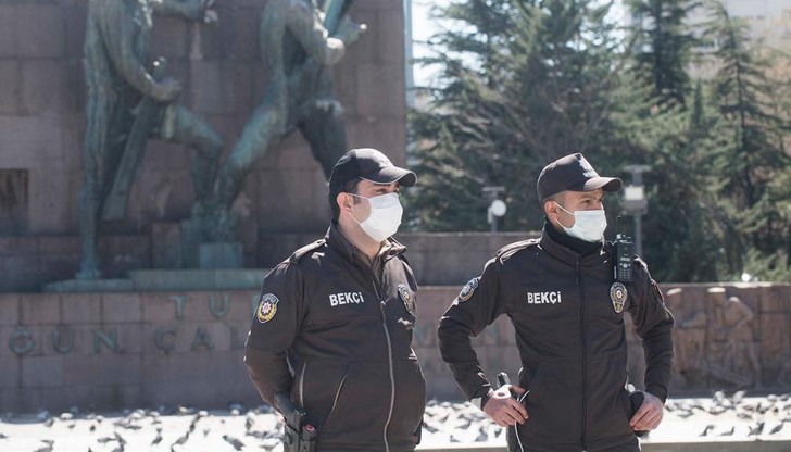 Лекари критикуват тази стратегия и настояват за мерки, подобни на тези в Германия Лекари критикуват тази стратегия и настояват за мерки, подобни на тези в Германия