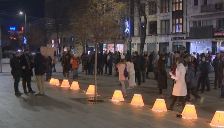 Събралите се настояват за радикална реформа в Съдебната власт у нас, така че, по думите им, да се избират достойни магистрати, а не зависими от олигархията хора Събралите се настояват за радикална реформа в Съдебната власт у нас, така че, по думите им, да се избират достойни магистрати, а не зависими от олигархията хора