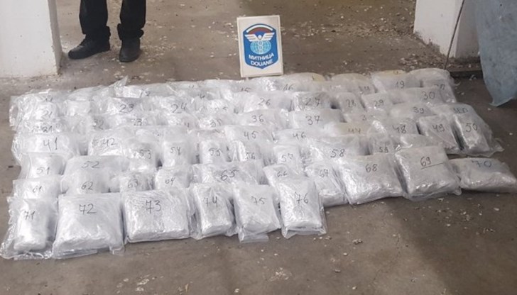 Наркотикът с тегло над 33 килограма е бил скрит в тайници на лек автомобил