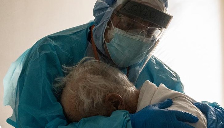 Това е една от най-запомнящите се снимки на 2020 година. Лекар прегръща болен от КОВИД-19, който плаче неутешимо