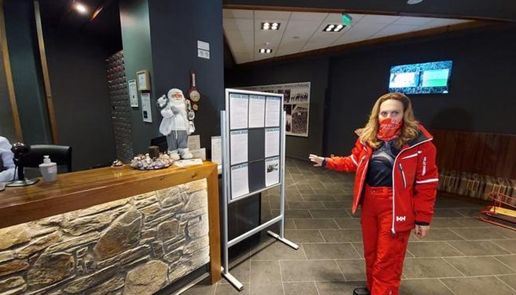 Образът на министър Николова с качулка из заведенията накратко обобщава клоунадата на това, което имаме като институции