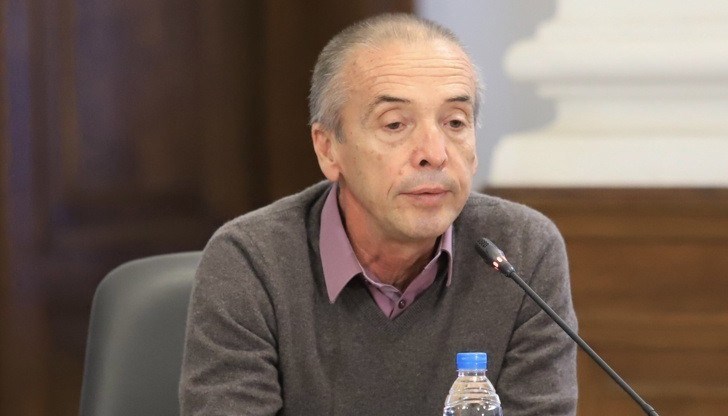 "В болница има смисъл да се влиза единствено ако човек има дихателна недостатъчност т.е единствено ако той има нужда да му се дава кислород, за нищо друго", съветва доц. Мангъров