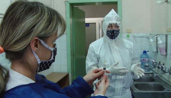 За възрастни и самотни хора, за лица с увреждания и под карантина, могат да се подават заявки за закупуване на храна, лекарства и съдействие за неотложни административни услуги на телефони 082/ 506 702 и 082/ 506 769