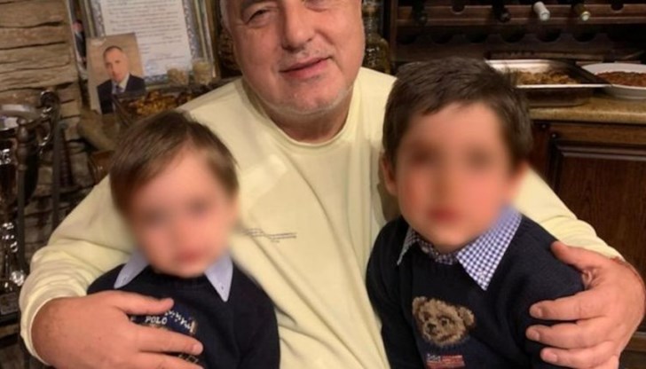 А на всичко отгоре снимката не може да скрие, че двете дечица гледат уплашено