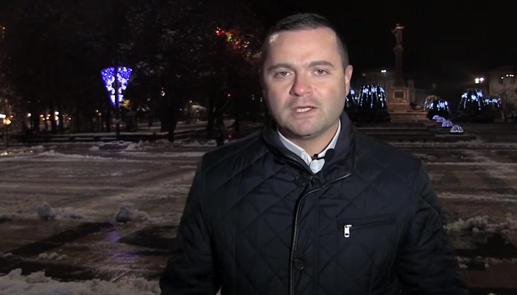 "Републиканската пътна мрежа в Община Русе в момента се почиства от 8 автомобила, а четирикласната пътна мрежа - от 6 машини", пише Пенчо Милков