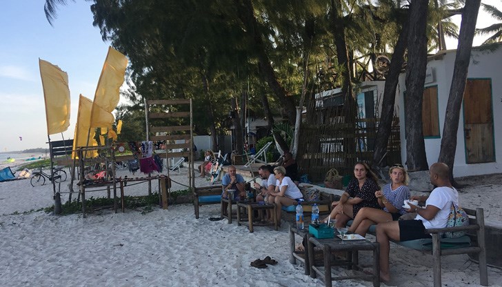 Там ежедневно кацат самолети с туристи от “супер заразена Европа”, всички на мига свалят маските и се втурват по плажовете, ресторантите и нощните барове Там ежедневно кацат самолети с туристи от “супер заразена Европа”, всички на мига свалят маските и се втурват по плажовете, ресторантите и нощните барове