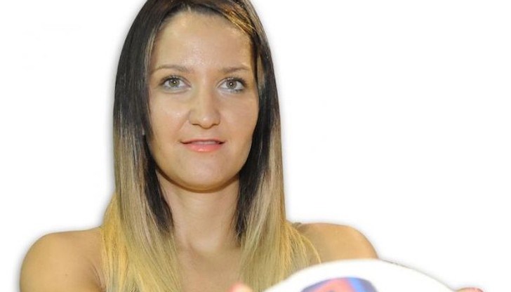 Карловката, която е родена на 9 април 1990 г., живее и играе на Канарските острови от 2007 година. Тя бе основна част от състава на хандбалния "Тенерифе", за който се състезава в продължение на 10 сезона