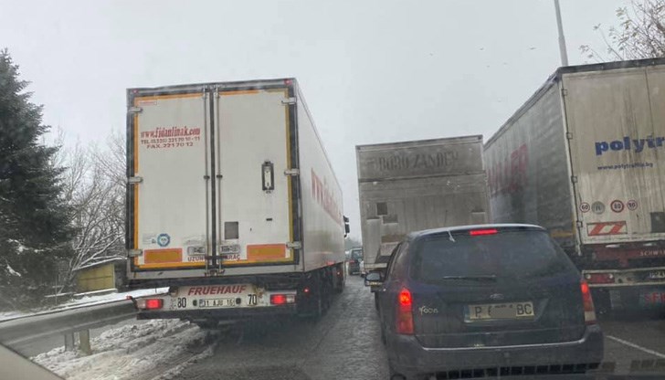 В момента и на двете платна има опашки от автомобили