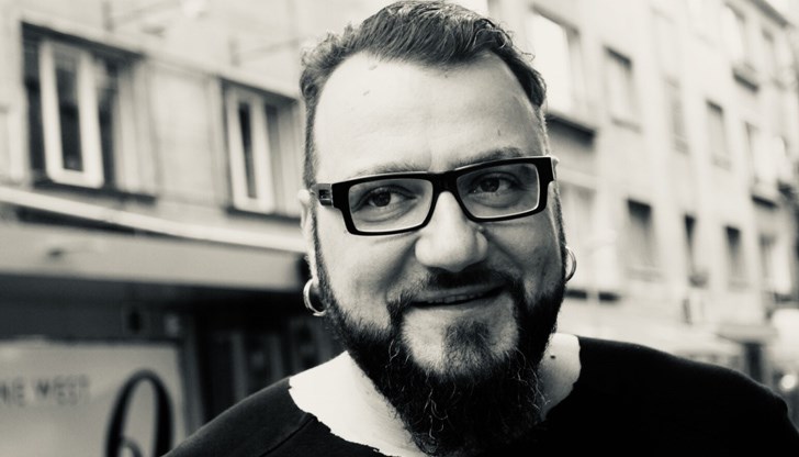 Приятели на починалия от COVID-19 фронтмен на група P.I.F. Димо Стоянов започнаха кампания по набиране на средства за семейството на музиканта Приятели на починалия от COVID-19 фронтмен на група P.I.F. Димо Стоянов започнаха кампания по набиране на средства за семейството на музиканта