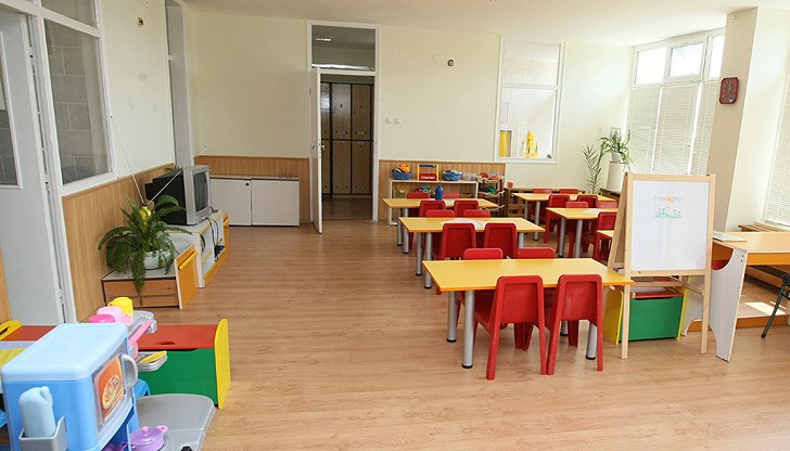 Предложението е, след подадено от родителите уведомление до директора, да се заплаща такса от 10 лв. и такса в размер на 2,50 лв. за всеки присъствен ден Предложението е, след подадено от родителите уведомление до директора, да се заплаща такса от 10 лв. и такса в размер на 2,50 лв. за всеки присъствен ден