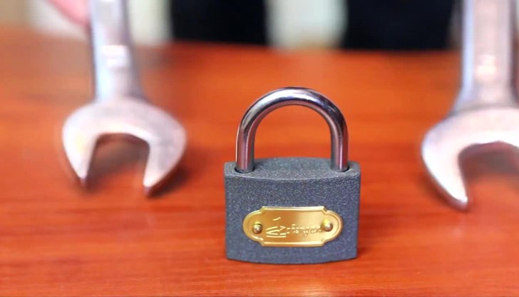 Били са разбити металните планки на катинарите Били са разбити металните планки на катинарите