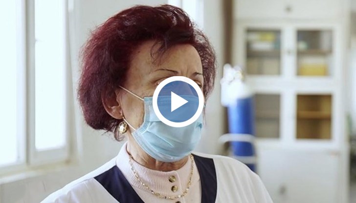 81-годишната лекарка всеки ден лекува болни от COVID