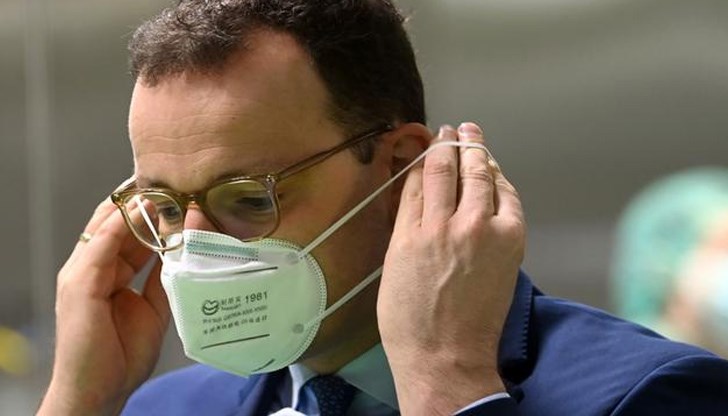 Самият той редовно прави гаргари, увери още Йенс Шпан. И добави, че едно е сигурно: дори и да не е доказано, че може да ограничи разпространението на Ковид-19, гаргарата със сигурност няма да ни навреди Самият той редовно прави гаргари, увери още Йенс Шпан. И добави, че едно е сигурно: дори и да не е доказано, че може да ограничи разпространението на Ковид-19, гаргарата със сигурност няма да ни навреди