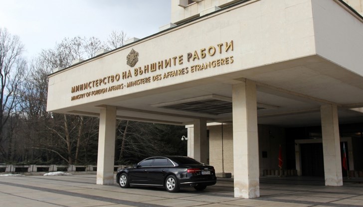 Става дума за обществена поръчка с номер 00105-2020-0036 „Следгаранционна поддръжка на програмното и техническо осигуряване на Националната визова информационна система с две обособени позиции” за 589 992,00 лв. без ДДС Става дума за обществена поръчка с номер 00105-2020-0036 „Следгаранционна поддръжка на програмното и техническо осигуряване на Националната визова информационна система с две обособени позиции” за 589 992,00 лв. без ДДС