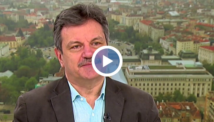 При тази ваксина няма друга външна частица освен информационна РНК, която се въвежда и стимулира нашия организъм да произвежда белтъка, който предизвиква имунен отговор срещу вируса. По думите на пулмолога трябва да има една ненатрапчива разяснителна кампания, която да не обърква хората, за да могат те да вземат решение да се ваксинират