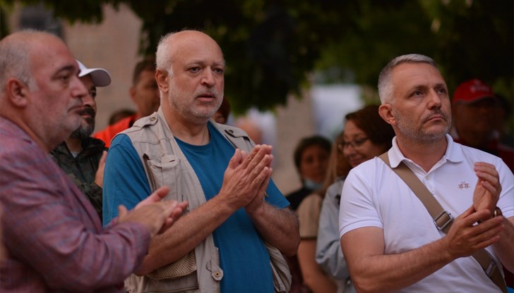 Скулпторът Велислав Минеков обяви, че възнамерява да се откаже от участието си в него до 23 декември Скулпторът Велислав Минеков обяви, че възнамерява да се откаже от участието си в него до 23 декември