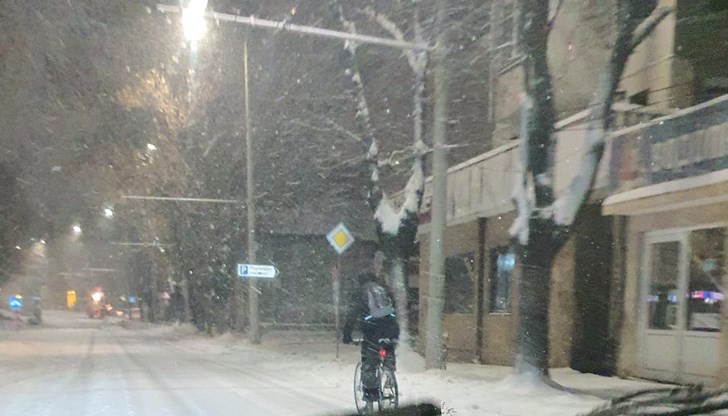 Към този час най-много е натрупало в Русе - 17 см., но това не пречи на "ентусиастите" с велосипеди да излязат навън Към този час най-много е натрупало в Русе - 17 см., но това не пречи на "ентусиастите" с велосипеди да излязат навън