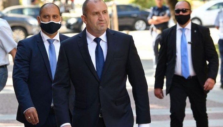 Имитацията на реформи издава само целта на управляващите - да се бетонира статуквото.", каза още Румен Радев