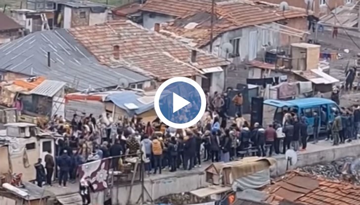 Полицаите не разпръснаха тълпата. Накрая един го отнесе с акт. Голям праз! Мнозинството е доволно!