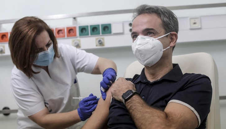 Медиите обвиниха някои министри, че бързат да се ваксинират, преди лекарите да са имали шанс да бъдат имунизирани