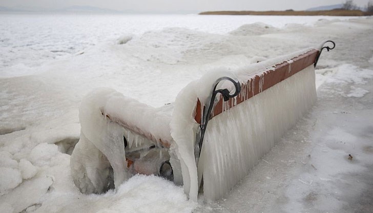 Съобщава се за замръзнали хора, проблеми с транспорта и отменени автобусни превози