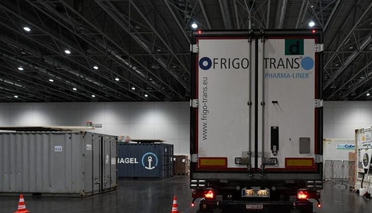 В Германия ваксината дойде от централния склад на Пфайзер в Белгия с този камион, специализиран за транспорт на вещества и продукти, имащи нужда от дълбоко замразяване