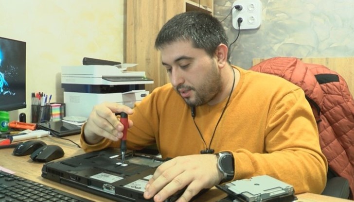 За близо месец Николай Николов е подарил над 40 устройства на деца, за да учат онлайн