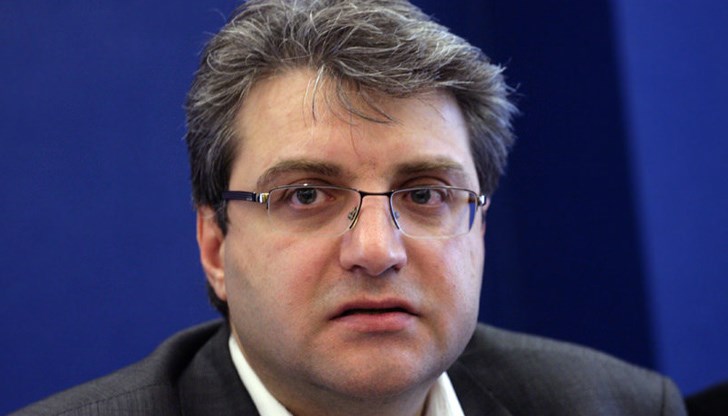 "Всички заключения направени до тук, както и показаните в публичното пространство нарушения на противоепидемичните ограничения, водят до извода, че е необходимо въвеждането на коригиращи мерки", допълни Стойчев