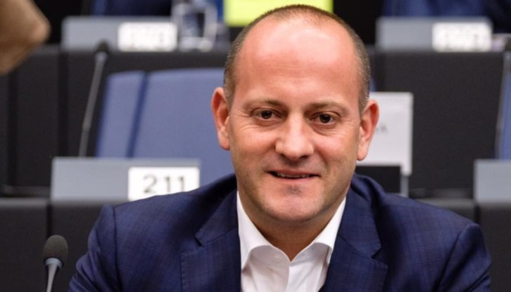 Всеки ден умират по 400 българи повече, а кабинетът налива милиони за предизборни проекти