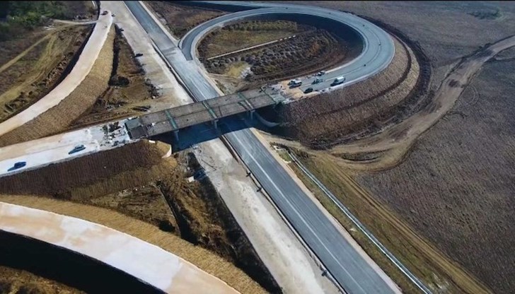Това е участък 1, с дължина 15,2 км, от поетапното изграждане на 134 км от автомагистралата между пътен възел „Боаза“ и връзката с път I-5 Русе – Велико Търново, което стартира през април м. г.