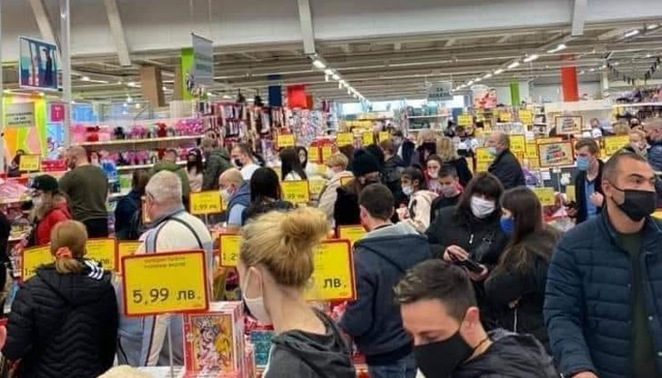 Мярката се налага след като в интернет изтекоха снимки от дълги опашки на касите в магазин Jumbo Мярката се налага след като в интернет изтекоха снимки от дълги опашки на касите в магазин Jumbo