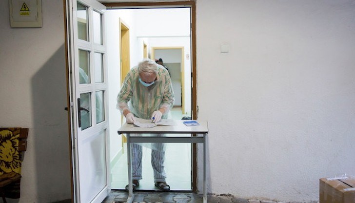 Национално-либералната партия на премиера Лудовик Орбан, която бе фаворит в социологическите проучвания, получава малко над 25%. Очаква се именно сегашните управници да останат на власт като се съюзят с третата партия във вота, реформистите от Съюз за спасение на Румъния-ПЛЮС