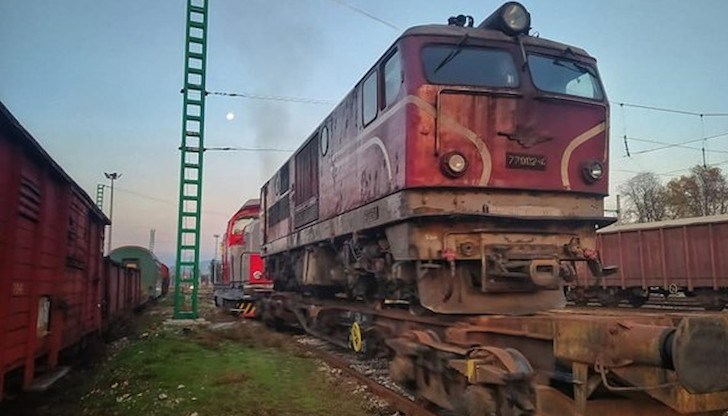 Заради очукания си вид запалянковци по жп техниката наричат локомотива "Баба Яга"