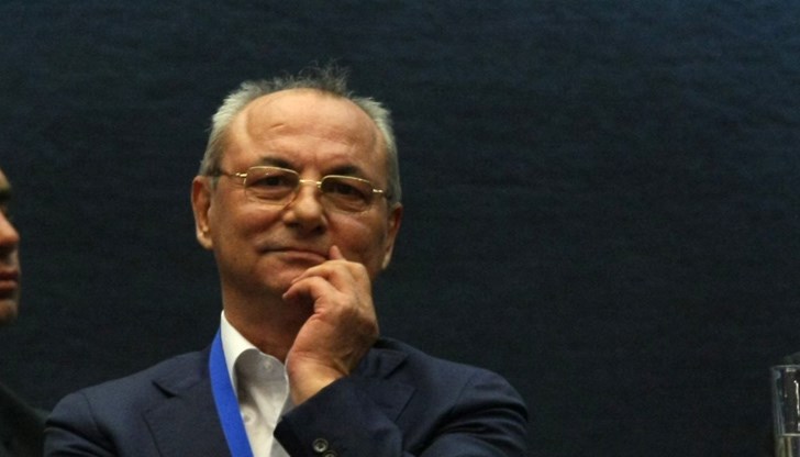 Ахмед Доган определи ДПС като “модел за политика” и изрази убеденост, че на партията предстои “много интересно бъдеще”. Може би зелено Ахмед Доган определи ДПС като “модел за политика” и изрази убеденост, че на партията предстои “много интересно бъдеще”. Може би зелено