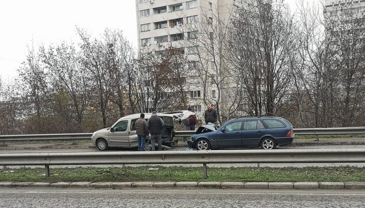 Два леки автомобила се удариха в платното в посока София