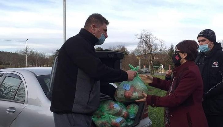 "В тази обстановка в която се намираме има съграждани който имат нужда от нашата подкрепа и съпричастност. Нека бъдем по смирени и да си помагаме, пожелавам на всички една здрава и успешна 2021-ва година”, коментира Десислава Атанасова "В тази обстановка в която се намираме има съграждани който имат нужда от нашата подкрепа и съпричастност. Нека бъдем по смирени и да си помагаме, пожелавам на всички една здрава и успешна 2021-ва година”, коментира Десислава Атанасова