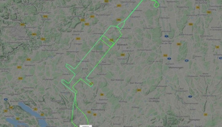 20-годишният пилот е планирал маршрута си с джипиес устройство. Акцията му е по повод старта на ваксинацията