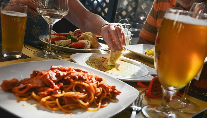 Личните документи остават на рецепцията, на проверяващи казват, че са гости  на хотела