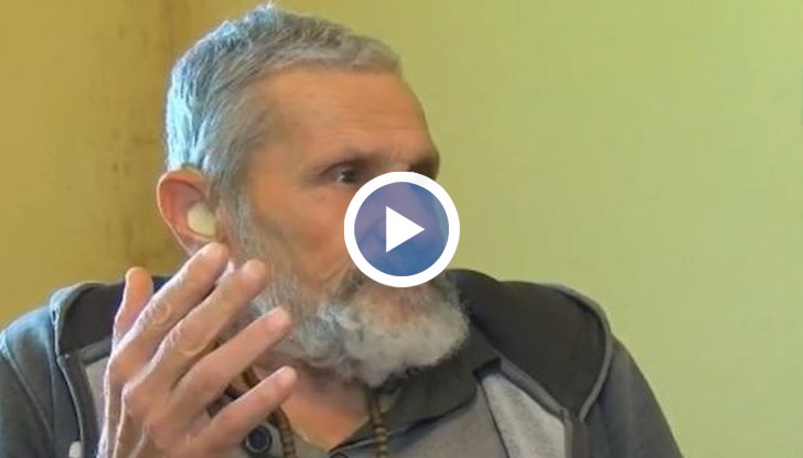 Васил се самоопределя като самоук скулптор. Мечтае да си стъпи на краката и един ден да може да твори изкуство с ръцете си