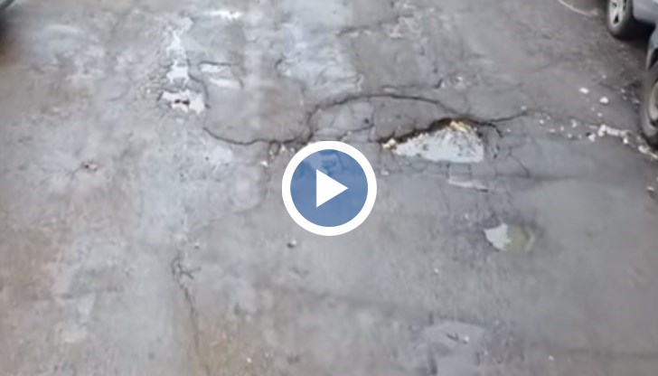 Тази улица е кърпена на парче и резултатите са видими. През последните 30 години никой не го е грижа