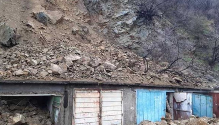 Тонове скална маса са се изсипали буквално за няколко секунди върху гаражите Тонове скална маса са се изсипали буквално за няколко секунди върху гаражите